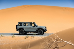 停在荒漠上的一辆越野车图片